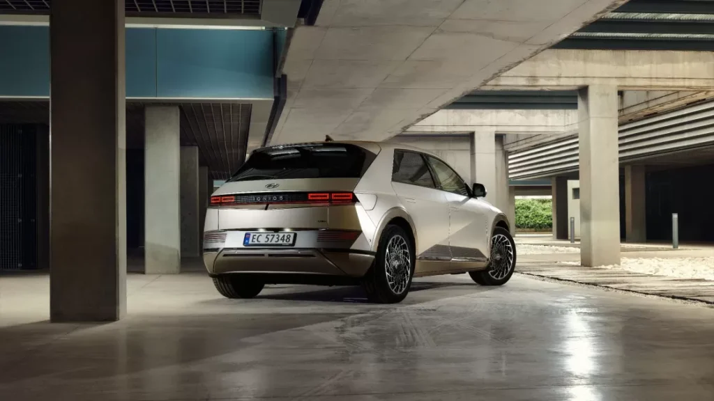 Geriausių automobilių rinkimų viršūnes šturmuoja elektromobiliai