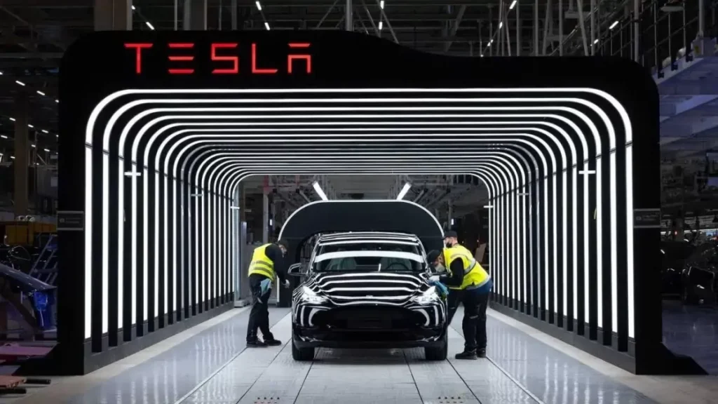 „Toyota“ kelia rankas į viršų: „Tesla Model Y“ yra lyg meno kūrinys