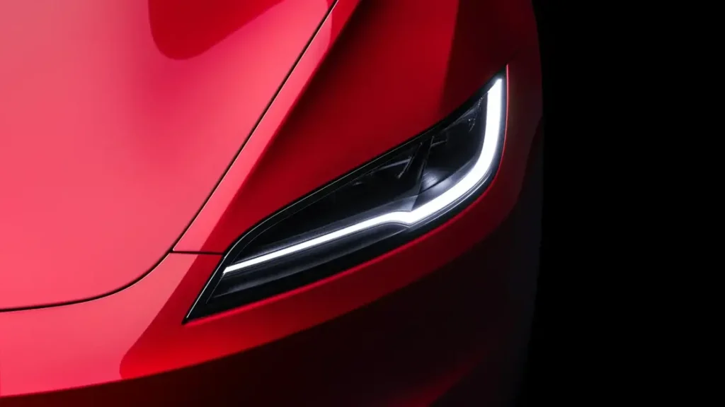 4 SVARBIAUSI „TESLA MODEL 3“ PATOBULINIMAI: KUO NAUJASIS MODELIS SKIRIASI NUO SENOJO?